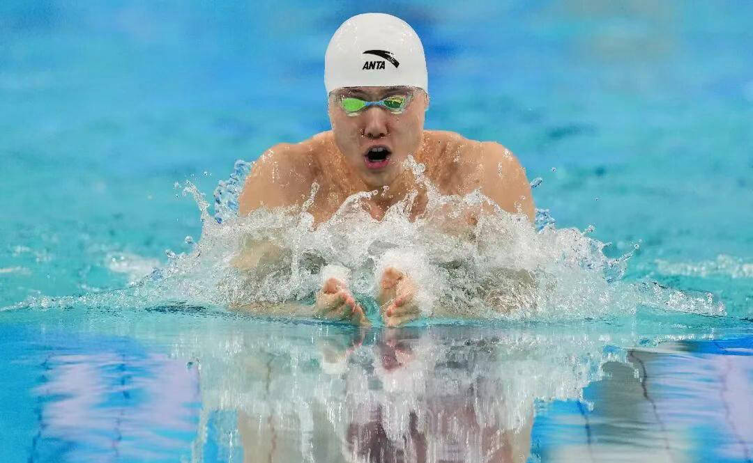 韩国运动员在游泳比赛中发挥出色