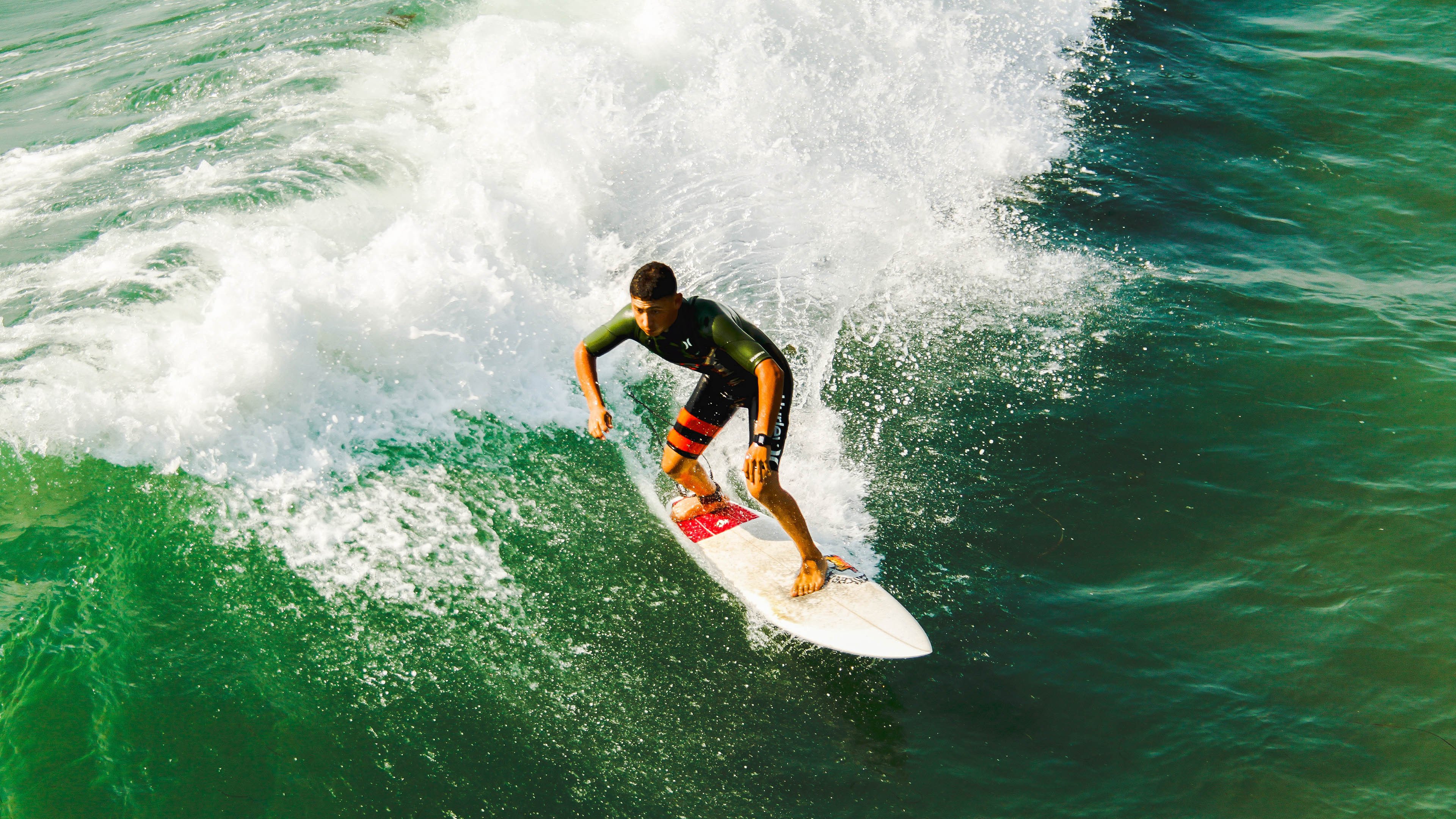 橙色风暴下的孤岛，当罗德里用双脚书写足球的唯一性法则